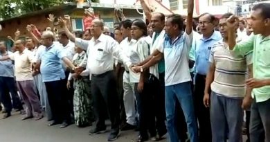 বেস্ট কলকাতা নিউজ : চরম অচলাবস্থা মেদিনীপুর আদালতে , এখনো অব্যাহত আইনজীবীদের বিক্ষোভ