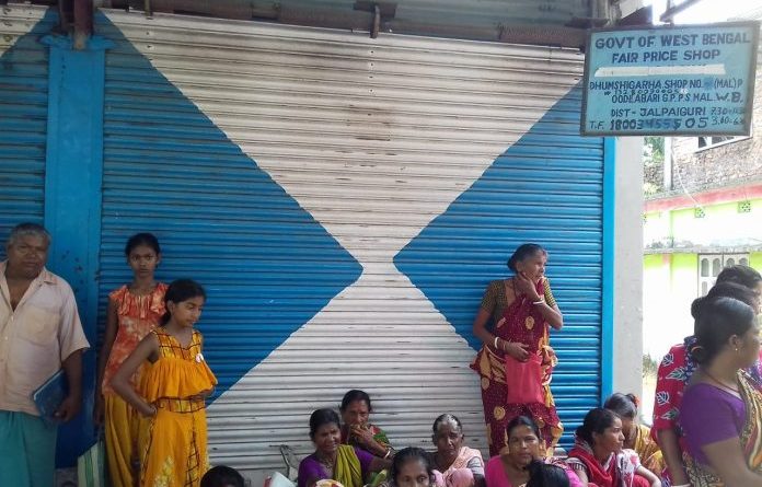 বেস্ট কলকাতা নিউজ : রেশন না পেয়ে গ্রাহকরা বন্ধ করে দিলো রেশন দোকান