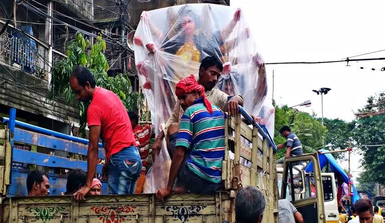 বেস্ট কলকাতা নিউজ : ক্রমাগত বৃষ্টিপাতই বাধা হয়ে উঠেছে কুমোর পাড়ার মৃৎশিল্পীদের কাছে