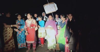 বেস্ট কলকাতা নিউজ : জলের পাইপ মেরামতির দাবিতে স্থানীয় বাসিন্দারা পথ অবরোধ করল নদিয়ার শিমুরালিতে