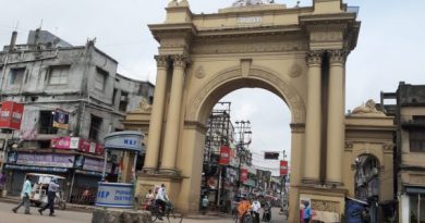 বেস্ট কলকাতা নিউজ : বটের চারা কার্জন গেটের মাথায়, বর্ধমান শহরের মানুষ প্রতিবাদে সামিল স্থাপত্য নষ্টের আশঙ্কায়