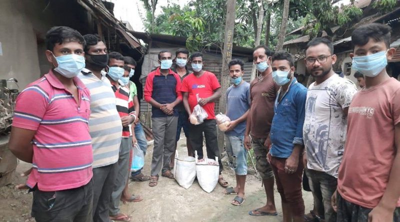 বেস্ট কলকাতা নিউজ : করোনায় আক্রান্তদের পরিবারের সদস্যদের হাতে খাদ্যাসামগ্রী ও মাক্স স্যানিটাইজার তুলে দিয়ে নজির গড়ল একটি ক্লাব