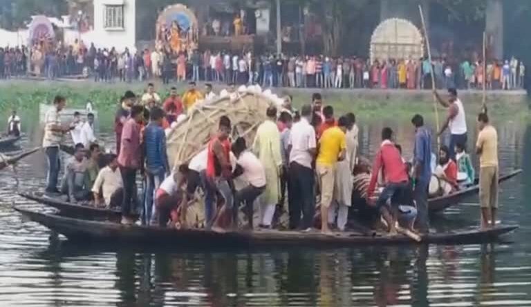 বেস্ট কলকাতা নিউজ : নিরঞ্জনের সময় নৌকা উল্টে -৫ জনের মৃত্যু হলো মুর্শিদাবাদে