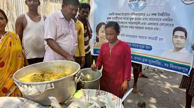 বেস্ট কলকাতা নিউজ : তপনের তৃণমুল কংগ্রেসের কর্মী ও সদস্যরা দাঁড়ালো বন্যা কবলিত মানুষদের পাশে