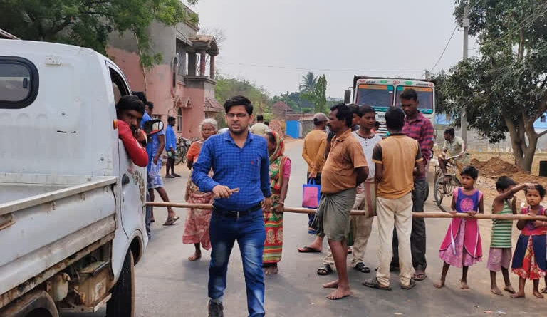 বেস্ট কলকাতা নিউজ : প্রবল জলকষ্ট জঙ্গলমহলে , গ্রামবাসীদের রাজ্য সড়ক অবরোধ মৌপালে
