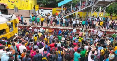 বেস্ট কলকাতা নিউজ : পাণ্ডুয়ায় রেল অবরোধ স্পেশাল ট্রেন বাড়ানো ও টিকিট দেওয়ার দাবিতে