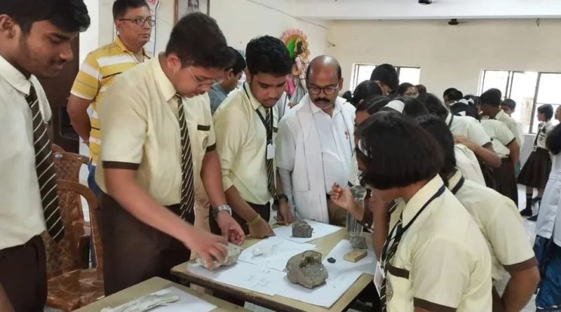 বেস্ট কলকাতা নিউজ : ৬ কোটি বছরের পুরনো ডাইনোসরের ডিম হাতে নিয়ে চক্ষু ছানাবড়া হল খুদে পড়ুয়াদের