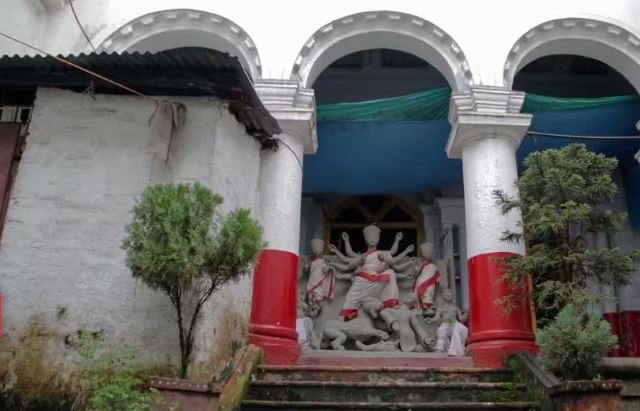 বেস্ট কলকাতা নিউজ : বাড়ির পুজো ভবানীপুরে, এখানে দুর্গা ব্রিটিশরূপী অসুরকে দমন করেন ১৫০ বছরেরও বেশি সময় ধরে