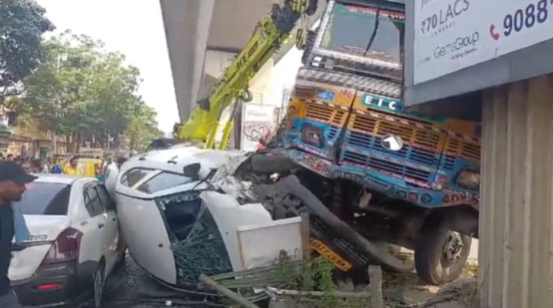 বেস্ট কলকাতা নিউজ : ‘লাক্সারির’ ধাক্কা, নিয়ন্ত্রণ হারিয়ে বাস পিষল পরপর তিনটি গাড়িকে ! এক ভয়ঙ্কর দুর্ঘটনা ঠাকুরপুকুরে