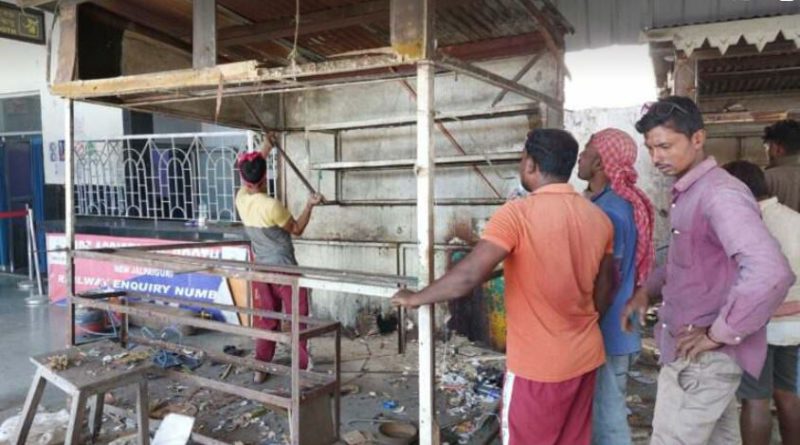 বেস্ট কলকাতা নিউজ : অবৈধ দোকান ভেঙে ফেলার কাজ শুরু হল এজেপী ষ্টেশন এলাকাজুড়ে