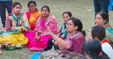 বেস্ট কলকাতা নিউজ : মাঠে বসে মানুষের সমস্যার কথা শুনলেন চন্দ্রিমা ভট্টাচার্য সাথে জেলা সভাপতি
