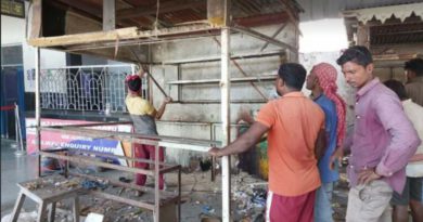 বেস্ট কলকাতা নিউজ : অবশেষে এনজেপি স্টেশনে অবৈধ দোকান সরাতে অভিযান শুরু করলো রেল দপ্তর