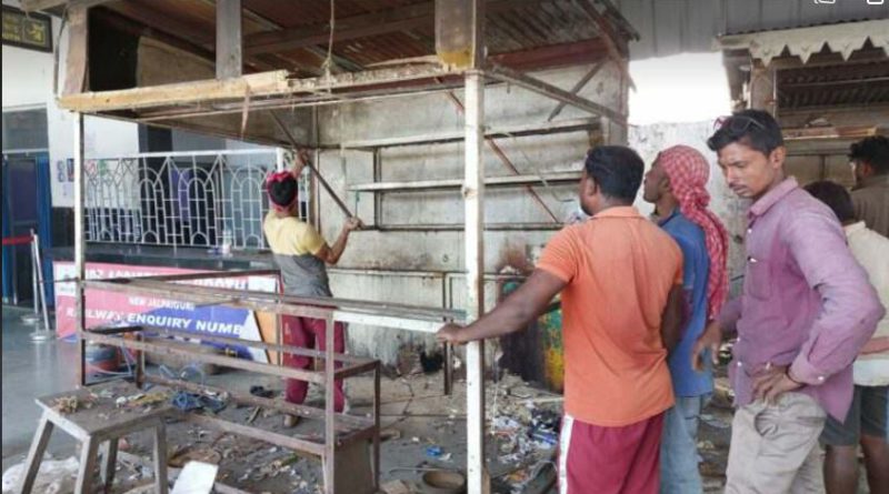 বেস্ট কলকাতা নিউজ : অবশেষে এনজেপি স্টেশনে অবৈধ দোকান সরাতে অভিযান শুরু করলো রেল দপ্তর