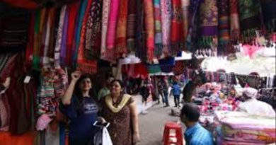 বেস্ট কলকাতা নিউজ : প্রবল কনকনে শীতে বিক্রি ক্রমশ বেড়েছে গরম জামাকাপড়ের