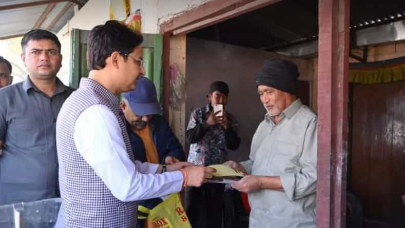 বেস্ট কলকাতা নিউজ : রাম মন্দিরের নিমন্ত্রন পত্র বিলি শুরু করলো দার্জিলিং এর বিজেপী সাংসদ রাজু বিস্তা