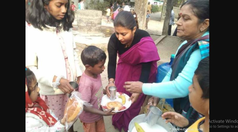 বেস্ট কলকাতা নিউজ : বাবার মৃত্যু বার্ষিকী তে দুস্থদের পাশে দাড়ালেন তনিমা ঘোষ