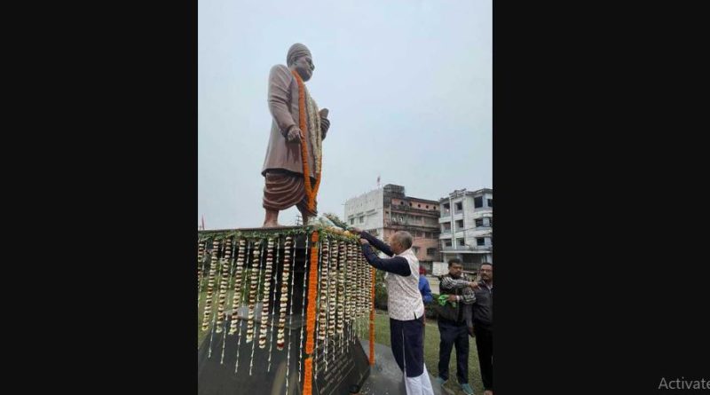 বেস্ট কলকাতা নিউজ : সমাজ সংস্কারক রায়সাহেব ঠাকুর পঞ্চানন বর্মার প্রতিকৃতিতে পুষ্পার্ঘ্য নিবেদনের মধ্য দিয়ে তাঁর ১৫৯ তম জন্মজয়ন্তী উদযাপন করা হল শিলিগুড়ি পুর নিগমের পক্ষ থেকে