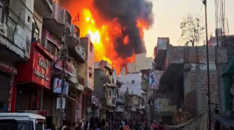 বেস্ট কলকাতা নিউজ : ১১টি লাশ উদ্ধার হল আগুন নিভতেই, এমনকি রয়েছেন পুলিশকর্মীও, রঙের কারখানা সম্পূর্ণ ভস্মীভূত আলিপুরে