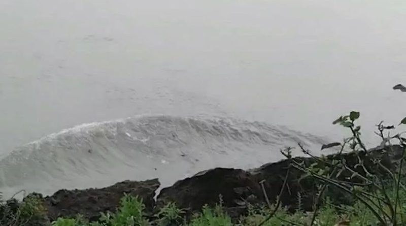 বেস্ট কলকাতা নিউজ : ক্রমশ ফুঁসে উঠেছে ভাগীরথী, কালনার বাসিন্দারা প্রমাদ গুনছেন তীব্র নদী ভাঙনের