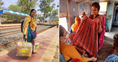 লোকাল ট্রেনে শাড়ি-কুর্তি বিক্রি এমএ, বিএড পাস করেও , সাত থেকে সাতাশির কুর্নিশ বৃষ্টির লড়াইকে! বেস্ট কলকাতা নিউজ : তীব্র দাবদাহকে দূরে সরিয়ে সংসার চালাতে বাঁকুড়ার বৃষ্টি পাল ট্রেনে শাড়ি, কুর্তি ফেরি করে বেড়াচ্ছেন এমএ, বিএড পাস করেও । তীব্র গরমে যখন অস্থির গোটা বাংলা। এক ফোঁটা বৃষ্টির অপেক্ষায় যখন বাংলার মানুষ আকাশপানে চেয়ে রয়েছেন ঠিক তখনই তীব্র দাবদাহকে দূরে সরিয়ে সংসার চালাতে ট্রেনে শাড়ি, কুর্তি ফেরি করে বেড়াচ্ছেন বাঁকুড়ার বৃষ্টি পাল। বৃষ্টির এই লড়াই কাহিনী ইতিমধ্যেই সোশ্যাল মিডিয়ায় ব্যাপক আলোড়ন ফেলেছে। বেস্ট কলকাতা নিউজ : লোকাল ট্রেনে শাড়ি-কুর্তি বিক্রি এমএ, বিএড পাস করেও , সাত থেকে সাতাশির কুর্নিশ বৃষ্টির লড়াইকে!