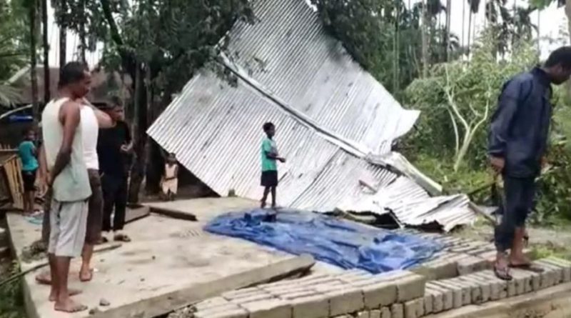 বেস্ট কলকাতা নিউজ : বাড়ির চাল ভাঙল ক্ষণিকের তুমুল ঝড়ে, উপড়াল এমনকি বিদ্যুতের খুঁটি, ব্যাপক ক্ষয় ক্ষতি আলিপুরদুয়ারের কালচিনি ব্লকে