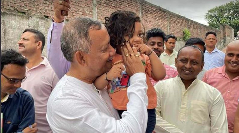 শিলিগুড়ি : শিলিগুড়ির বিয়াল্লিশ নং ওয়ার্ডে পালিত হল মানুষের কাছে চলো কর্মসূচী। আজ শিলিগুড়ির বিয়াল্লিশ নং ওয়ার্ডে মেয়র গৌতম দেব প্রতিটি বাড়িতে বাড়িতে গিয়ে পালন করলেন মানুষের কাছে চলো কর্মসূচী। মেয়র গৌতম দেব এদিন জানান শিলিগুড়ি পুরসভা আপ্রান চেষ্টা করবে যাতে শিলিগুড়ির মানুষ পানীয় জল নিয়ে যাতে কোন ধরনের সমস্যায় না ভোগেন। কারন এই সমাজে এমন মানুষ আছেন যাদের পক্ষে জল কিনে খাওয়া কোনভাবেই সম্ভব হয়ে ওঠে না। তারা রাস্তার পানীয় জলের উপর নির্ভরশীল। তাই সবাই যাতে সুষ্ঠুভাবে জলের পরিসেবা পান সেটা দেখা এবং কর্তব্য আমাদের। সেই কারনে আমরা যুদ্বকালীন তৎপরতা নিয়ে কাজ করব যাতে মানুষের জলের যন্ত্রনা বেশীদিন না স্থায়ী থাকে। এদিন মেয়র বাড়িতে বাড়িতে গিয়ে বাসিন্দাদের সমস্যা নিয়ে তাদের সাথে আলোচনা করেন। এবং তাদের সব সমাধানের প্রতিশ্রুতি দেন। এদিন মেয়রের সাথে উপস্থিত ছিলেন ওই ওয়ার্ডের কাউন্সিলার এবং এম এম আই সি শোভা সুববা।