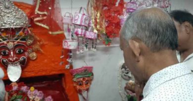 বেস্ট কলকাতা নিউজ : মালদার জহুরা কালীবাড়িতে পূজো দিলেন মেয়র গৌতম দেব