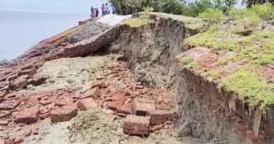 বেস্ট কলকাতা নিউজ : আচমকাই ভয়াবহ ধস, বড় বড় ফাটল, গ্রামবাসীরা চরম আতঙ্কে নদী বাঁধ নিয়ে