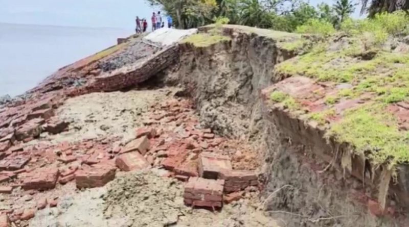 বেস্ট কলকাতা নিউজ : আচমকাই ভয়াবহ ধস, বড় বড় ফাটল, গ্রামবাসীরা চরম আতঙ্কে নদী বাঁধ নিয়ে