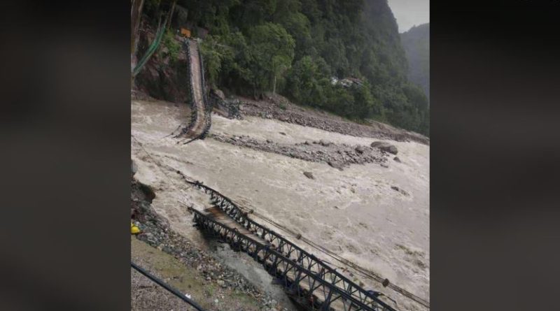 বেস্ট কলকাতা নিউজ : ৬০০ পর্যটক সিকিমে আটকে পড়েছে ব্রীজ ভাঙার কারনে