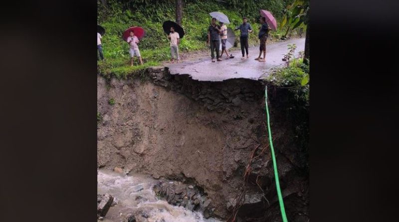 বেস্ট কলকাতা নিউজ : সিকিমের সব জায়গায় জনজীবন একেবারে ভেঙে পড়েছে প্রবল ধস নামার কারণে