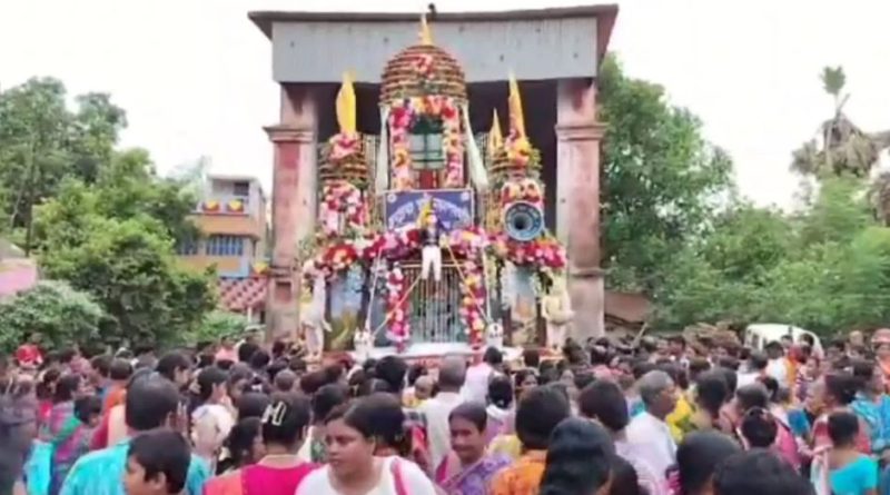 বর্ধমানের এ গ্রামের নাম জুড়ে আছে পুরীর রথের সঙ্গে , পুরীতে রথের জন্য দড়িও যেত এ গ্রাম থেকেই বেস্ট কলকাতা নিউজ : প্রায় ৫০০ বছরের পুরনো রথ। সেই রথের রশিতে আজও টান পড়ে, আর এই রথযাত্রাকে ঘিরে হইহই চলে গ্রামে। বাংলায় মাহেশ কিংবা মহিষাদলের রথের কথা সকলেরই জানা। কিন্তু পূর্ব বর্ধমানের জামালপুরের রথও বহু ঐতিহ্যের সাক্ষী। এলাকার লোকজনের কাছে শোনা যায়, ৫০০ বছর আগের ঘটনা। ‘শ্রীকৃষ্ণবিজয়’ কাব্যের রচয়িতা মালাধর বসুর ছেলে লক্ষ্মীকান্ত বসুকে পুরীর জগন্নাথ দেবের রথ টানার জন্য বর্ধমানের কুলিনগ্রাম থেকে রথের দড়ি আনার নির্দেশ পান। লক্ষ্মীকান্ত বসু কুলিনগ্রাম থেকে সেই রথ টানার দড়ি নিয়ে যান পুরী। তারপর থেকে জামালপুরের কুলিনগ্রামেও রথযাত্রা শুরু হয়। সেই থেকে চলে আসছে। প্রায় পাঁচ দশক হতে চলল এই উৎসবের। ৮ দিনের পরিবর্তে ৯ দিনের রথ হয় এখানে। ততদিন বিগ্রহ মাসির বাড়ি থাকে।এলাকার লোকজনই বলেন, একটা সময় নিয়মিত পুরীতে কুলিনগ্রাম থেকে রথের দড়ি যেত। তবে ধীরে ধীরে তা বন্ধ হয়ে যায়। বদলে পাট ও শন দিয়ে তৈরি বিশেষ দড়ির উপকরণ একটি প্যাকেটে ভরে তা পাঠানো হতো পুরীতে। মূল দড়ির সঙ্গে ওই উপকরণকে ছুঁইয়ে নেওয়া হতো। যদিও সময়ের স্রোতে তাও হারিয়েছে। বসু পরিবারের সদস্যরা নানা জায়গায় ছড়িয়ে পড়ায় তা এখন আর পাঠানো হয় না। তবে এ গ্রামে এখনও রথ হয় ধুমধাম করেই। কাঠের তৈরি রথের উচ্চতা প্রায় ৩০ ফুট, দৈর্ঘ্য ও প্রস্থে প্রায় ১৬ ফুট। রয়েছে ৬টি লোহার চাকা। তিনটি ধাপ রয়েছে রথে। পাঁচ চূড়া বিশিষ্ট এই রথের উপরের ধাপে থাকেন জগন্নাথ-বলভদ্র-সুভদ্রা। রথের দিন গ্রামের মাঝে অবস্থিত জগন্নাথ মন্দির থেকে বিশেষ পুজো করে রথকে টেনে আনা হয় গ্রামের রথতলায়। ফের নিয়ে আসা হয় জগন্নাথ মন্দিরে। উল্টোরথেও একইভাবে রথ টানা হয়। মেলা কমিটির সদস্যদেবব্রত সিংহ বলেন, “চৈতন্যদেব যখন এসেছিলেন তখন থেকে এই রথ। সেই থেকে রথ চলে আসছে। ৫০০ বছরের বেশি সময় হয়ে গেল। পট্টডোর এক সময় পুরীতে যেত। তা বিলুপ্ত হয়। তবে আমরা আবার সেই প্রথা ফেরাতে চাইছি।” বেস্ট কলকাতা নিউজ : বর্ধমানের এ গ্রামের নাম জুড়ে আছে পুরীর রথের সঙ্গে , পুরীতে রথের জন্য দড়িও যেত এ গ্রাম থেকেই