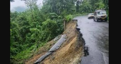 সিকিমের পর এবার দার্জিলিং, রাস্তা বন্ধ প্রবল বৃষ্টিতে দার্জিলিং: সিকিমের পরে এবার দার্জিলিং, গত তিনদিন থেকে পাহাড়ে প্রবল বৃষ্টির কারনে একেবারেই পরিসেবা বন্ধ হয়ে যেতে বসেছে। সাধারনত দার্জিলিং শহরে এই ধরনের বৃষ্টির কারনে রাস্তা আটকে থাকে না, অথবা জনজীবন থমকে যায় না, কিন্তুু এবারে বৃষ্টির কারনে শিলিগুড়ি থেকে দার্জিলিং বহু জায়গায় বড় বড় পাথরের চাই পড়ে রাস্তা আটকে গেছে বলে খবর পাওয়া গেছে,।গতকাল শিলিগুড়ি থেকে পাহাড়গামী বহু গাড়ি দার্জিলিং যাবার জন্য রওয়ানা দিলে যেতে না পেরে আবার শিলিগুড়িতে ফিরে যায়। গত দুদিনে বহু পর্যটক বোঝাই গাড়ি পাহাড়ে উঠতে না পেরে শিলিগুড়িতে ফিরে গেছে বলে খবর পাওয়া গেছে। পাংখাবাড়ি রোড এলাকায় রাস্তার দুদিকে পাথরের চাই পড়ে আটকে পড়ে যায় রাস্তা ।দার্জিলিং এ যাবার দুটি রাস্তাই প্রবল বৃষ্টির কারনে বন্ধ হয়ে পড়ায় শিলিগুড়ি এবং দার্জিলিং এর পরিসেবা যাতায়াত এর আপাতত বন্ধ হয়ে পড়ে আছে। প্রবল বৃষ্টির কারনে পাহাড়ের দুদিকে পাথরের চাই পড়ে আটকে গেছে রাস্তা। রাস্তা আটকে থাকায় নামতেও পারছেন না পর্যটকেযা। ফলে একটা অস্থির পরিস্থিতির সৃষ্টি হয়েছে গোটা পাহাড় জুড়ে। এদিকে সিকিমের পরে এবারে দার্জিলিং এও ধস নামায় পর্যটন এর ক্ষেত্রে একটা জিঞ্জাসা চিহ্ন পড়ে গেল। বিশেষ করে এই উত্তর বঙ্গতে বহু মানুষ পর্যটন শিল্পের উপরে নির্ভর করে আছেন বহুদিন থেকে। দুজায়গাতেই প্রাকৃতিক বিপর্যয় ঘটার কারনে বহু পর্যটক তাদের বুকিং বাতিল করে দিয়েছেন। বর্ষা না গেলে পাহাড়ে আসবেন না কেউই হতাশ হয়ে জানালেন দার্জিলিং এর এক নামকরা হোটেল মালিক। তিনি আরো জানালেন এই বছর উত্তরবঙ্গের পর্যটনে একটা ভারি ধাক্কা দিয়ে গেল বৃষ্টি। বেস্ট কলকাতা নিউজ : সিকিমের পর এবার দার্জিলিং, রাস্তা বন্ধ প্রবল বৃষ্টিতে