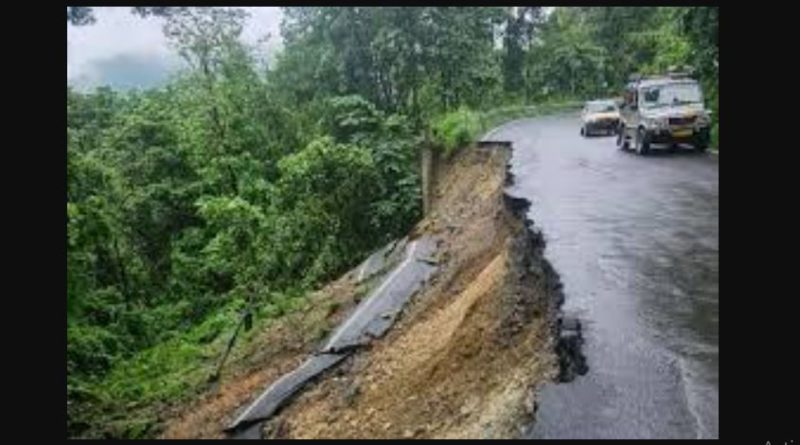 সিকিমের পর এবার দার্জিলিং, রাস্তা বন্ধ প্রবল বৃষ্টিতে দার্জিলিং: সিকিমের পরে এবার দার্জিলিং, গত তিনদিন থেকে পাহাড়ে প্রবল বৃষ্টির কারনে একেবারেই পরিসেবা বন্ধ হয়ে যেতে বসেছে। সাধারনত দার্জিলিং শহরে এই ধরনের বৃষ্টির কারনে রাস্তা আটকে থাকে না, অথবা জনজীবন থমকে যায় না, কিন্তুু এবারে বৃষ্টির কারনে শিলিগুড়ি থেকে দার্জিলিং বহু জায়গায় বড় বড় পাথরের চাই পড়ে রাস্তা আটকে গেছে বলে খবর পাওয়া গেছে,।গতকাল শিলিগুড়ি থেকে পাহাড়গামী বহু গাড়ি দার্জিলিং যাবার জন্য রওয়ানা দিলে যেতে না পেরে আবার শিলিগুড়িতে ফিরে যায়। গত দুদিনে বহু পর্যটক বোঝাই গাড়ি পাহাড়ে উঠতে না পেরে শিলিগুড়িতে ফিরে গেছে বলে খবর পাওয়া গেছে। পাংখাবাড়ি রোড এলাকায় রাস্তার দুদিকে পাথরের চাই পড়ে আটকে পড়ে যায় রাস্তা ।দার্জিলিং এ যাবার দুটি রাস্তাই প্রবল বৃষ্টির কারনে বন্ধ হয়ে পড়ায় শিলিগুড়ি এবং দার্জিলিং এর পরিসেবা যাতায়াত এর আপাতত বন্ধ হয়ে পড়ে আছে। প্রবল বৃষ্টির কারনে পাহাড়ের দুদিকে পাথরের চাই পড়ে আটকে গেছে রাস্তা। রাস্তা আটকে থাকায় নামতেও পারছেন না পর্যটকেযা। ফলে একটা অস্থির পরিস্থিতির সৃষ্টি হয়েছে গোটা পাহাড় জুড়ে। এদিকে সিকিমের পরে এবারে দার্জিলিং এও ধস নামায় পর্যটন এর ক্ষেত্রে একটা জিঞ্জাসা চিহ্ন পড়ে গেল। বিশেষ করে এই উত্তর বঙ্গতে বহু মানুষ পর্যটন শিল্পের উপরে নির্ভর করে আছেন বহুদিন থেকে। দুজায়গাতেই প্রাকৃতিক বিপর্যয় ঘটার কারনে বহু পর্যটক তাদের বুকিং বাতিল করে দিয়েছেন। বর্ষা না গেলে পাহাড়ে আসবেন না কেউই হতাশ হয়ে জানালেন দার্জিলিং এর এক নামকরা হোটেল মালিক। তিনি আরো জানালেন এই বছর উত্তরবঙ্গের পর্যটনে একটা ভারি ধাক্কা দিয়ে গেল বৃষ্টি। বেস্ট কলকাতা নিউজ : সিকিমের পর এবার দার্জিলিং, রাস্তা বন্ধ প্রবল বৃষ্টিতে