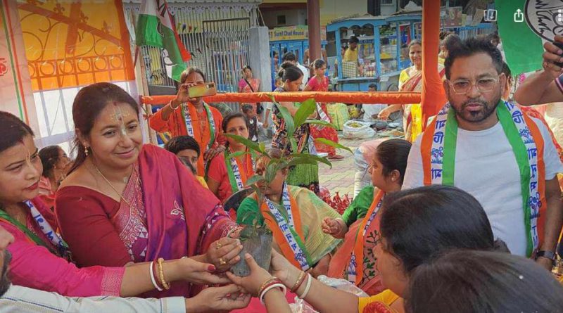 বেস্ট কলকাতা নিউজ : রথযাত্রায় চারাগাছ বিতরন করলেন জেলা সভাপতি, "আমাদের প্রকৃতিই রক্ষা করে"এমনটাই জানালেন তিনি