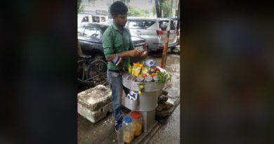 বেস্ট কলকাতা নিউজ : পথে পথে ঝালমুড়ি বিক্রি করে সংসার চলে ওদের, পুরসভার চোখ রাঙানিতে ওরা কি করবে?