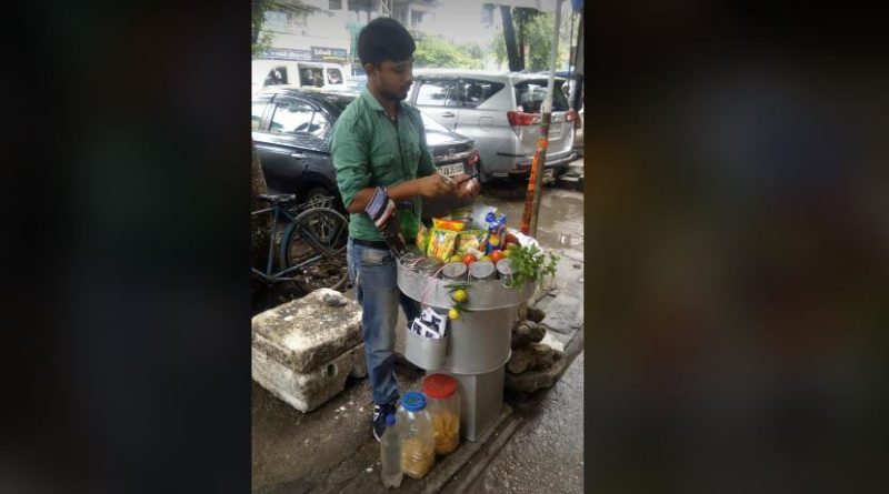 বেস্ট কলকাতা নিউজ : পথে পথে ঝালমুড়ি বিক্রি করে সংসার চলে ওদের, পুরসভার চোখ রাঙানিতে ওরা কি করবে?