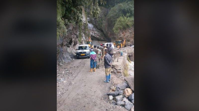 বেস্ট কলকাতা নিউজ : এক প্রবল সমস্যায় দার্জিলিং, রাস্তা ধসে আটকে যাওয়ায় আটকে পড়েছেন বহু পর্যটক