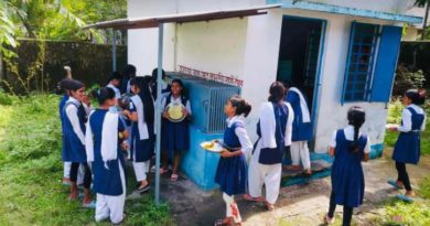 বেস্ট কলকাতা নিউজ : শিলিগুড়িতে মিডডে মিলে মনের আনন্দে মাংশ খেলেন ছাত্রছাত্রীরা