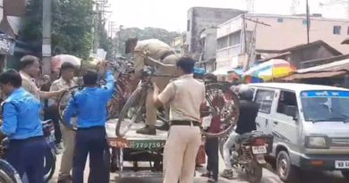 এবার পৌরসভা উদ্যোগী হল রাস্তার ধারে অবৈধ পার্কিং হঠাতে বেস্ট কলকাতা নিউজ : রাস্তার ফুটপাথ জুড়ে অবৈধ দখলদার হঠানোর পাশাপাশি এবার রাস্তার ধারে অবৈধ পার্কিং হঠাতে উদ্যোগী হল বাঁকুড়ার সোনামুখী পুরসভা। সোমবার সকাল থেকে শহরের বিভিন্ন রাস্তায় অভিযান চালিয়ে রাস্তার ধারে অবৈধভাবে পার্ক করা সাইকেল ও বাইক বাজেয়াপ্ত করল পুলিশ। সোনামুখী শহরকে যানজট মুক্ত করতে আগামীদিনেও এই অভিযান চালানো হবে বলে জানিয়েছে পুরসভা। বাঁকুড়ার সোনামুখী পুরসভার সব থেকে বড় সমস্যা শহরের রাস্তায় যানজট। বারেবারে প্রতিশ্রুতি দিয়েও শহরকে যানজট মুক্ত করতে পারেনি পুরসভা। সম্প্রতি মুখ্যমন্ত্রীর ঘোষণার পর থেকেই রাজ্যের অন্যান্য পুরসভার মতোই সোনামুখী পুর এলাকায় ফুটপাথ দখলমুক্ত করতে হাত লাগায় পুরসভা। সেই কাজের পাশাপাশি বেআইনি পার্কিং রুখতেও কড়া পদক্ষেপ নেওয়ার কথা জানায় পুরসভা। শহরে পার্কিং এর জন্য ফাঁকা জায়গা নির্দিষ্ট করে রাস্তার ধারে অবৈধ পার্কিং বন্ধের জন্য গত দু’সপ্তাহ ধরে লাগাতার মাইক প্রচার চালায় পুরসভা। কিন্তু তারপরও টনক নড়েনি শহরবাসীর। সার দিয়ে রাস্তার দু’ধারে সাইকেল ও বাইক দাঁড় করিয়ে রাখায় শহরের যানজটের সমস্যা থেকে যায় সেই তিমিরেই। এই পরিস্থিতিতে এবার সোনামুখী পুরসভা ও পুলিশ একযোগে শুরু করল বে আইনি পার্কিংয়ের বিরুদ্ধে অভিযান। শহরের রাস্তায় বে আইনি ভাবে পার্ক করা সাইকেল ও বাইক বাজেয়াপ্ত করা শুরু করে পুলিশ। পুরসভার দাবী শহরকে যানজট মুক্ত রাখতে এইভাবে অভিযান চলতেই থাকবে। এদিকে পুরসভা ও পুলিশের এই উদ্যোগকে স্বাগত জানিয়েছে যানজটে তিতিবিরক্ত শহরের মানুষও । বেস্ট কলকাতা নিউজ : এবার পৌরসভা উদ্যোগী হল রাস্তার ধারে অবৈধ পার্কিং হঠাতে