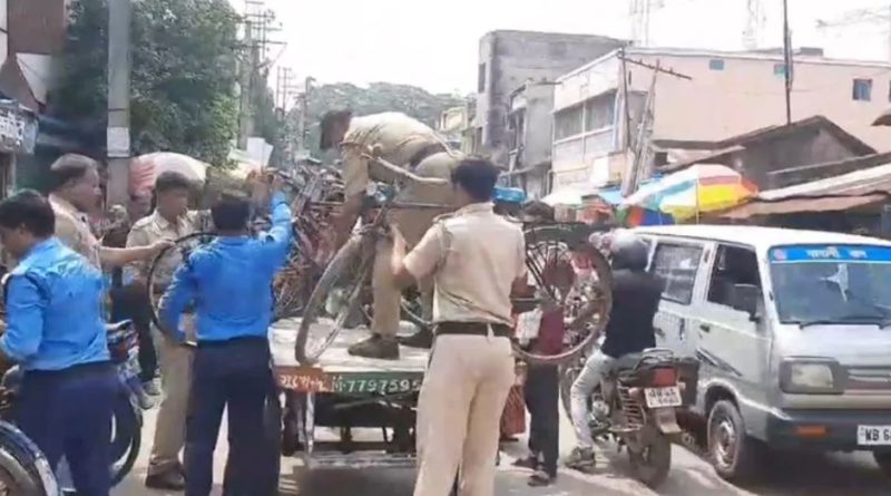 এবার পৌরসভা উদ্যোগী হল রাস্তার ধারে অবৈধ পার্কিং হঠাতে বেস্ট কলকাতা নিউজ : রাস্তার ফুটপাথ জুড়ে অবৈধ দখলদার হঠানোর পাশাপাশি এবার রাস্তার ধারে অবৈধ পার্কিং হঠাতে উদ্যোগী হল বাঁকুড়ার সোনামুখী পুরসভা। সোমবার সকাল থেকে শহরের বিভিন্ন রাস্তায় অভিযান চালিয়ে রাস্তার ধারে অবৈধভাবে পার্ক করা সাইকেল ও বাইক বাজেয়াপ্ত করল পুলিশ। সোনামুখী শহরকে যানজট মুক্ত করতে আগামীদিনেও এই অভিযান চালানো হবে বলে জানিয়েছে পুরসভা। বাঁকুড়ার সোনামুখী পুরসভার সব থেকে বড় সমস্যা শহরের রাস্তায় যানজট। বারেবারে প্রতিশ্রুতি দিয়েও শহরকে যানজট মুক্ত করতে পারেনি পুরসভা। সম্প্রতি মুখ্যমন্ত্রীর ঘোষণার পর থেকেই রাজ্যের অন্যান্য পুরসভার মতোই সোনামুখী পুর এলাকায় ফুটপাথ দখলমুক্ত করতে হাত লাগায় পুরসভা। সেই কাজের পাশাপাশি বেআইনি পার্কিং রুখতেও কড়া পদক্ষেপ নেওয়ার কথা জানায় পুরসভা। শহরে পার্কিং এর জন্য ফাঁকা জায়গা নির্দিষ্ট করে রাস্তার ধারে অবৈধ পার্কিং বন্ধের জন্য গত দু’সপ্তাহ ধরে লাগাতার মাইক প্রচার চালায় পুরসভা। কিন্তু তারপরও টনক নড়েনি শহরবাসীর। সার দিয়ে রাস্তার দু’ধারে সাইকেল ও বাইক দাঁড় করিয়ে রাখায় শহরের যানজটের সমস্যা থেকে যায় সেই তিমিরেই। এই পরিস্থিতিতে এবার সোনামুখী পুরসভা ও পুলিশ একযোগে শুরু করল বে আইনি পার্কিংয়ের বিরুদ্ধে অভিযান। শহরের রাস্তায় বে আইনি ভাবে পার্ক করা সাইকেল ও বাইক বাজেয়াপ্ত করা শুরু করে পুলিশ। পুরসভার দাবী শহরকে যানজট মুক্ত রাখতে এইভাবে অভিযান চলতেই থাকবে। এদিকে পুরসভা ও পুলিশের এই উদ্যোগকে স্বাগত জানিয়েছে যানজটে তিতিবিরক্ত শহরের মানুষও । বেস্ট কলকাতা নিউজ : এবার পৌরসভা উদ্যোগী হল রাস্তার ধারে অবৈধ পার্কিং হঠাতে