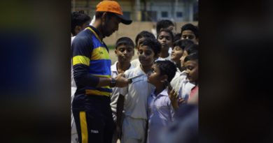 গতকাল ছিল গুরু পূর্ণিমা তাই নিজের পুরনো গুরুকে সম্মান জানাতে শিলিগুড়ি আসলেন ঋদ্ধিমান সাহা শিলিগুড়ি : নিজের পুরনো ক্লাবে গুরুপূর্ণিমার দিন নিজের প্রথম কোচ কে সন্মান দিতে শিলিগুড়িতে আসলেন ঋদ্ধিমান সাহা। তিনি জানালেন এই বছরের শেষে তিনি ক্রিকেট থেকে অবসর নেবেন। তিনি এও জানলেন তিনি খুশি বাংলা থেকে অবসর নিচ্ছেন। সৌরভ গাঙ্গুলী তার বাড়িতে লোক পাঠিয়ে এবং ফোন করে বার বার অনুরোধ করছিলেন বাংলা তে খেলে অবসর নিতে। তাই দাদার অনুরোধ আর ফেরাতে পারলাম না। তাই বাংলাতে আমার শেষ ম্যাচ খেলেই অবসর নেবো। জানালেন পাপালি। গুরুপূর্ণিমার দিন তিনি অগ্রগামী ক্লাবে এসে বাচ্চা দের সাথে অনেক্ষন কথা বলেন। তিনি টিপস ও দেন শিক্ষির্থী ক্রিকেটার দের। জয়ন্ত ভৌমিক কে প্রনাম করে শ্রদ্ধা জানিয়ে ঋদ্ধি মান সাহা জানান আমার প্রথম কোচ কে শ্রদ্ধাঞ্জলি জানিয়ে আমি আজকের গুরুপূর্ণিমার দিনটি শুরু করলাম। জানালেন অবসরের পরে শিলিগুড়ি তে এসব এবং থাকবো। বেশিদিন থাকতে না পারলেও আসবো আমি জানালেন পাপালি। এদিন বাচ্চারা ঋদ্ধিকে পেয়ে তার অটোগ্রাফ নেবার জন্য হুড়োহুড়ি শুরু করে দেন। ঋদ্ধি নিরাশ করেন নি কাউকেই। বেস্ট কলকাতা নিউজ : গতকাল ছিল গুরু পূর্ণিমা তাই নিজের পুরনো গুরুকে সম্মান জানাতে শিলিগুড়ি আসলেন ঋদ্ধিমান সাহা