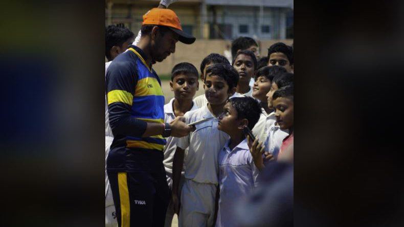 গতকাল ছিল গুরু পূর্ণিমা তাই নিজের পুরনো গুরুকে সম্মান জানাতে শিলিগুড়ি আসলেন ঋদ্ধিমান সাহা শিলিগুড়ি : নিজের পুরনো ক্লাবে গুরুপূর্ণিমার দিন নিজের প্রথম কোচ কে সন্মান দিতে শিলিগুড়িতে আসলেন ঋদ্ধিমান সাহা। তিনি জানালেন এই বছরের শেষে তিনি ক্রিকেট থেকে অবসর নেবেন। তিনি এও জানলেন তিনি খুশি বাংলা থেকে অবসর নিচ্ছেন। সৌরভ গাঙ্গুলী তার বাড়িতে লোক পাঠিয়ে এবং ফোন করে বার বার অনুরোধ করছিলেন বাংলা তে খেলে অবসর নিতে। তাই দাদার অনুরোধ আর ফেরাতে পারলাম না। তাই বাংলাতে আমার শেষ ম্যাচ খেলেই অবসর নেবো। জানালেন পাপালি। গুরুপূর্ণিমার দিন তিনি অগ্রগামী ক্লাবে এসে বাচ্চা দের সাথে অনেক্ষন কথা বলেন। তিনি টিপস ও দেন শিক্ষির্থী ক্রিকেটার দের। জয়ন্ত ভৌমিক কে প্রনাম করে শ্রদ্ধা জানিয়ে ঋদ্ধি মান সাহা জানান আমার প্রথম কোচ কে শ্রদ্ধাঞ্জলি জানিয়ে আমি আজকের গুরুপূর্ণিমার দিনটি শুরু করলাম। জানালেন অবসরের পরে শিলিগুড়ি তে এসব এবং থাকবো। বেশিদিন থাকতে না পারলেও আসবো আমি জানালেন পাপালি। এদিন বাচ্চারা ঋদ্ধিকে পেয়ে তার অটোগ্রাফ নেবার জন্য হুড়োহুড়ি শুরু করে দেন। ঋদ্ধি নিরাশ করেন নি কাউকেই। বেস্ট কলকাতা নিউজ : গতকাল ছিল গুরু পূর্ণিমা তাই নিজের পুরনো গুরুকে সম্মান জানাতে শিলিগুড়ি আসলেন ঋদ্ধিমান সাহা