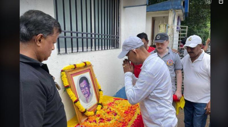 শিলিগুড়ি ইস্টবেঙ্গল ফ্যান ক্লাবের উদ্যোগে, ' উদযাপন করা হলো ইস্টবেঙ্গল ক্লাবের প্রয়াত সচিব দীপক দাস ( পল্টু) জন্মদিবস স্মরণে 'স্পোর্টস ডে শিলিগুড়ি : শিলিগুড়ি ইস্টবেঙ্গল ফ্যান ক্লাবের উদ্যোগে, ইস্টবেঙ্গল ক্লাবের প্রয়াত সচিব দীপক দাস ( পল্টু )জন্মদিবস স্মরণে 'স্পোর্টস ডে' উদযাপন করা হলো। আজ শিলিগুড়ি কাঞ্চনজঙ্ঘা স্টেডিয়ামের পাশে ইস্টবেঙ্গল লেন এ। মেয়র গৌতম দেব এই স্পোর্টস ডের উদ্বোধন করলেন। তিনি জানালেন দলবদল হলেই পল্টুদার কথা মনে পড়ে, জীবন- পল্টু দলবদলের অঘোষিত নায়ক। তখন তো আমাদের জীবন তো উন্নত ছিল না, কিন্তু দাদা দলবদলের সময় যেভাবে খেলোয়ারদের তুলে নিতেন সেটা এক প্রকার শিল্পের সমান। বছরের পর বছর তারা ইস্টবেঙ্গল ক্লাবকে এইভাবে নিজের প্রতিদান দিয়ে গেছেন। আজকে তার জন্মদিন তাকে অনেক শ্রদ্ধা জানাই আমরা, লাল হলুদ দর্শক এবং লাল হলুদ সমর্থক হিসাবে আমরা এটুকুই বলতে পারি, ইস্টবেঙ্গল ক্লাব সারা দেশের মধ্যে উজ্জ্বল হয়ে পড়বে। এদিন উপস্থিত ছিলেন শিলিগুড়িতে ইস্টবেঙ্গল ক্লাবের সকল সদস্য এবং সমর্থকেরা। তারা জানালেন প্রতিবছর এই ভাবেই আমরা ইস্টবেঙ্গল ডে পালন করব। সেদিন ইস্টবেঙ্গল ডে উপলক্ষে বিনামূল্যে চিকিৎসা শিবিরের আয়োজন করা হয় কাঞ্চনজঙ্ঘা স্টেডিয়াম প্রান্তরে। বেস্ট কলকাতা নিউজ : শিলিগুড়ি ইস্টবেঙ্গল ফ্যান ক্লাবের উদ্যোগে, ' উদযাপন করা হলো ইস্টবেঙ্গল ক্লাবের প্রয়াত সচিব দীপক দাস ( পল্টু) জন্মদিবস স্মরণে 'স্পোর্টস ডে