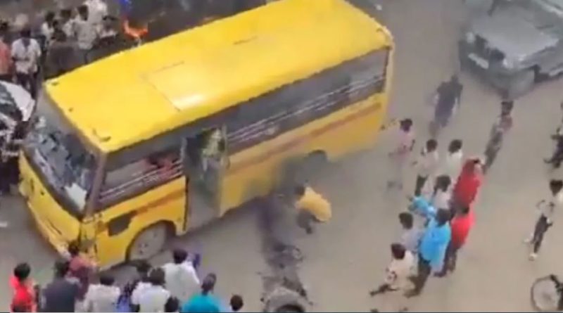 বেস্ট কলকাতা নিউজ : এক আজব প্রতিবাদ! , বিক্ষোভকারীরা চেষ্টা করল স্কুল বাস জ্বালিয়ে দেওয়ার,আতঙ্কে স্কুল পড়ুুয়ারা