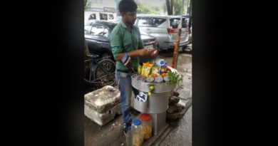 বেস্ট কলকাতা নিউজ : বৃষ্টির মধ্যে ঝালমুড়ি বিক্রি করছেন প্রদীপ সোম, জানালেন পেটের দায় বড়ো দায়