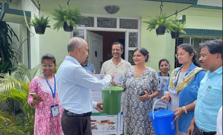 বেস্ট কলকাতা নিউজ : শিলিগুড়ি পুর নিগমের পক্ষ থেকে ডাস্টবিন বিতরন করা হলো সহ নাগরিকদের ঘর ঘর থেকে বর্জ্য সংগ্রহের জন্য