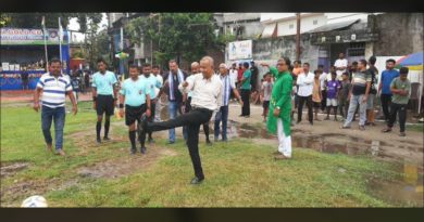 বেস্ট কলকাতা নিউজ : ফুটবল খেলে ফুটবল প্রতিযোগিতার উদ্বোধন করলেন মেয়র গৌতম দেব