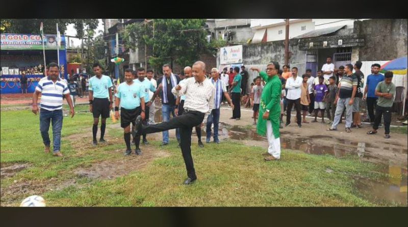 বেস্ট কলকাতা নিউজ : ফুটবল খেলে ফুটবল প্রতিযোগিতার উদ্বোধন করলেন মেয়র গৌতম দেব