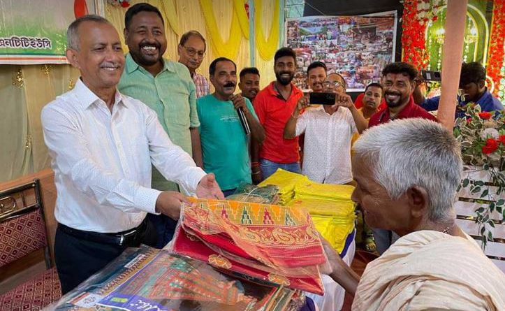 বেস্ট কলকাতা নিউজ : শিলিগুড়ি বৃহত্তর ই-রিক্সা ইউনিয়ন (INTTUC)-এর উদ্যোগে দুঃস্থদের মধ্যে বস্ত্র বিতরন করলেন মেয়র গৌতম দেব